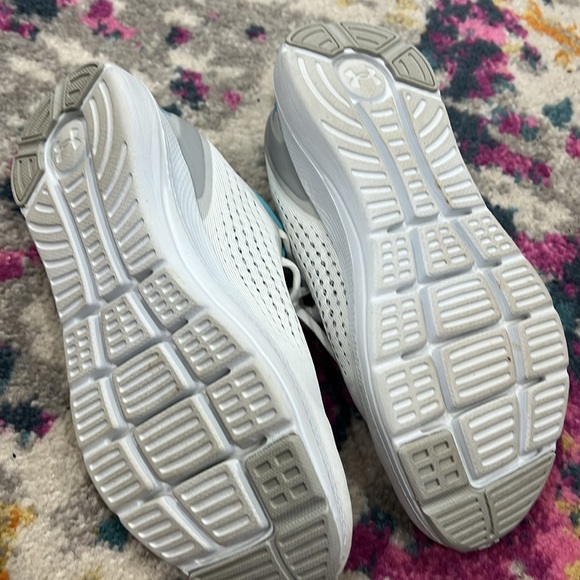 Under armour shoes - Picture 3 of 3